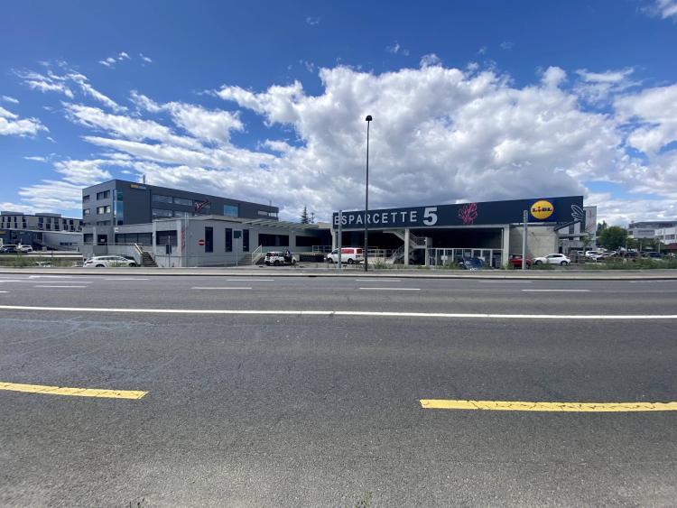 Halle logistique de 1000 m2 louer à Crissier