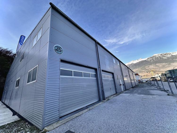 Halle industrielle de 2350 m2 à louer à Sierre